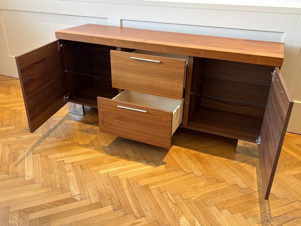 Ořechový jídelní stůl BoConcept - 3