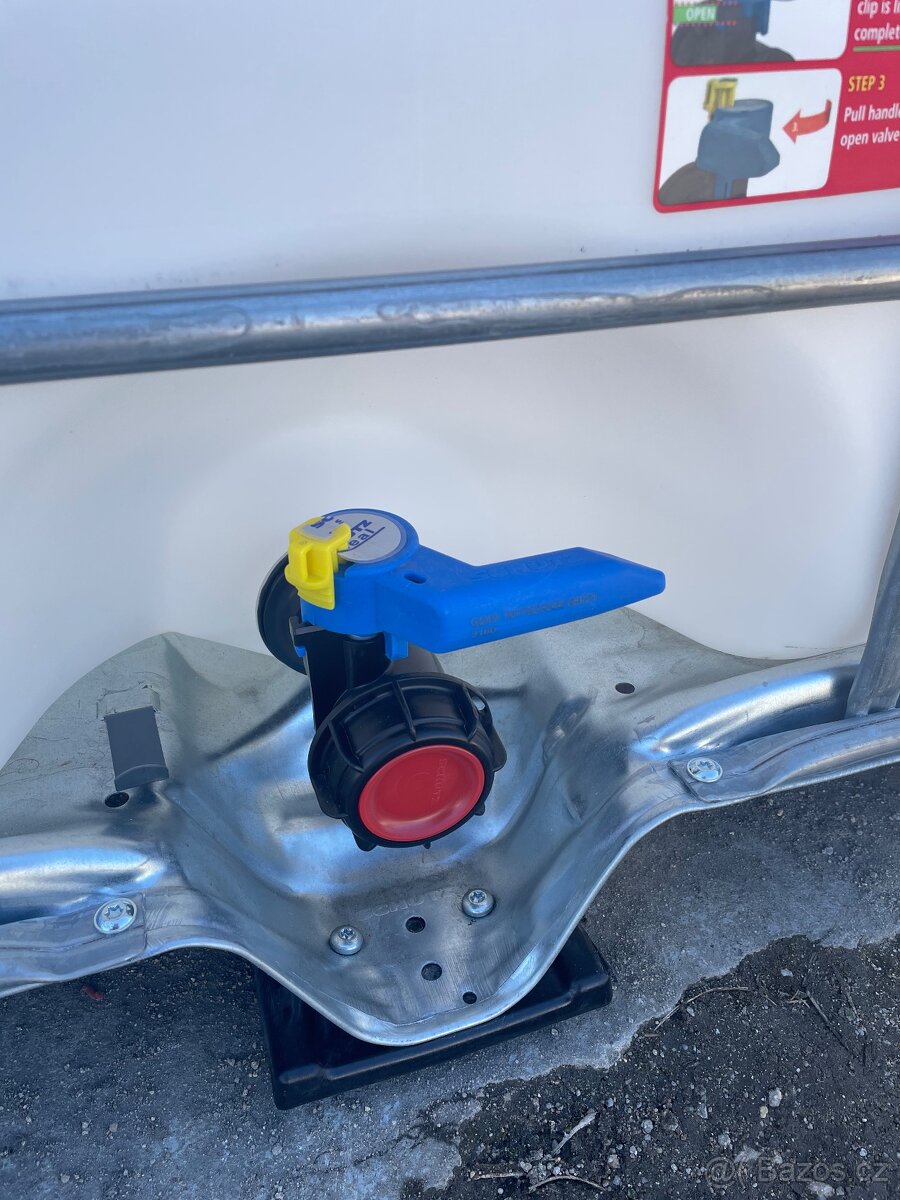 Prodám IBC nádrže na vodu objem 1000 litrů - 3