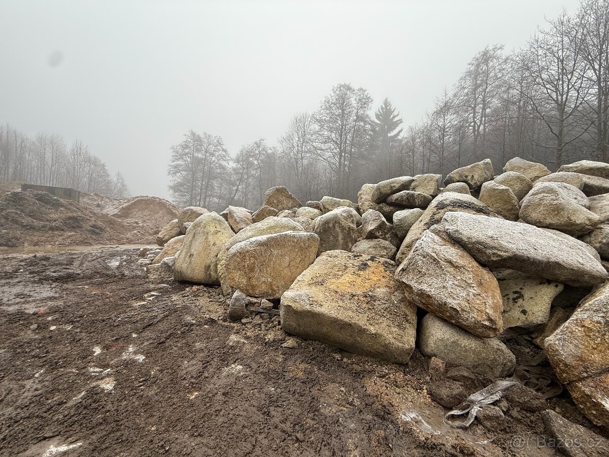 Kamen okrasny,totem-male,velke - 3