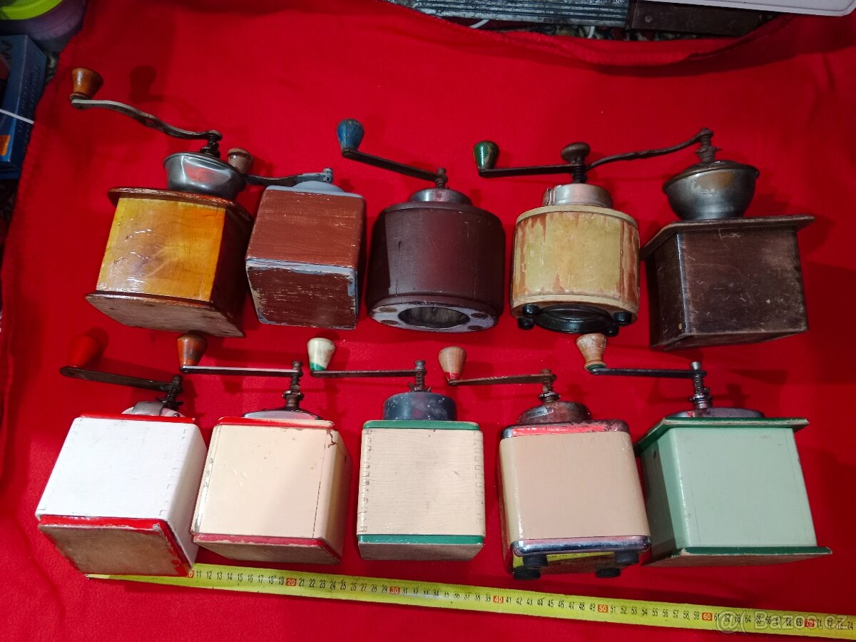 Mlýnky na kávu 18 ks + 2 ks dóz + korbel atd. - 3