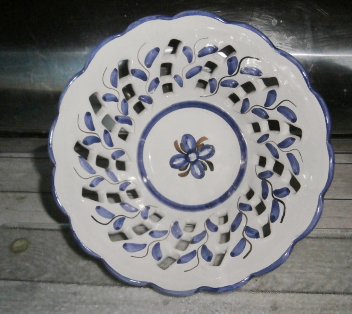 Keramické bílé vykrajované misky s modrým dekorem - 3