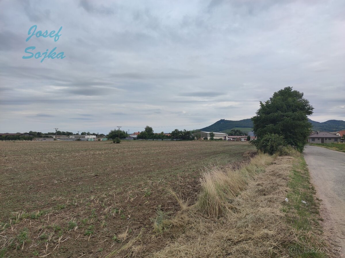 Prodej stavebního pozemku v obci Strachotín, 1749m2 - 3