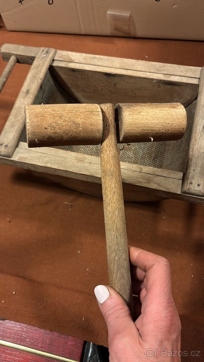 Starý mlýnek na mák , lis na ovoce - 3