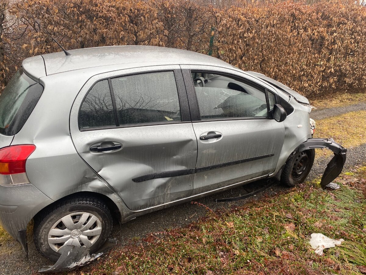 Yaris 1.0 82tis km ročník 2009 - 3