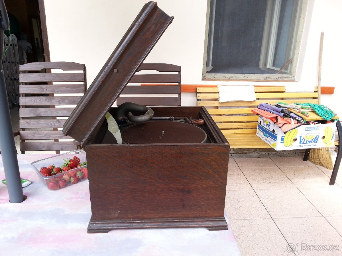 Prodám historický gramofon Hismaster Voice v nálezovém stavu - 3