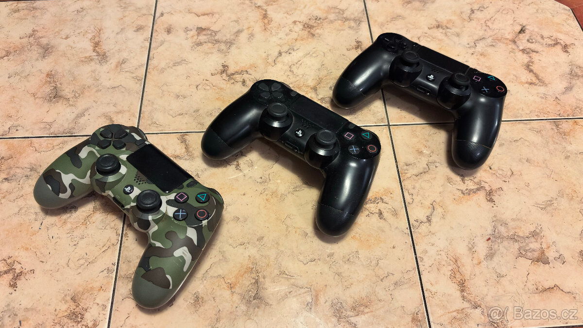 PS4 + 3 ovladače - 3