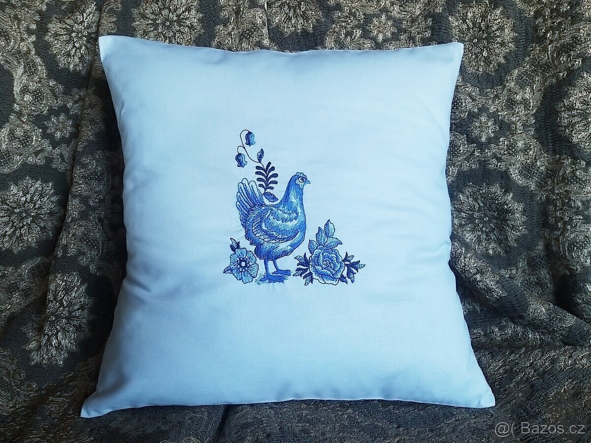 2 kusy SVĚTLE MODRÝ VYŠÍVANÝ POLŠTÁŘEK - SLEPICE + KOHOUT - 3