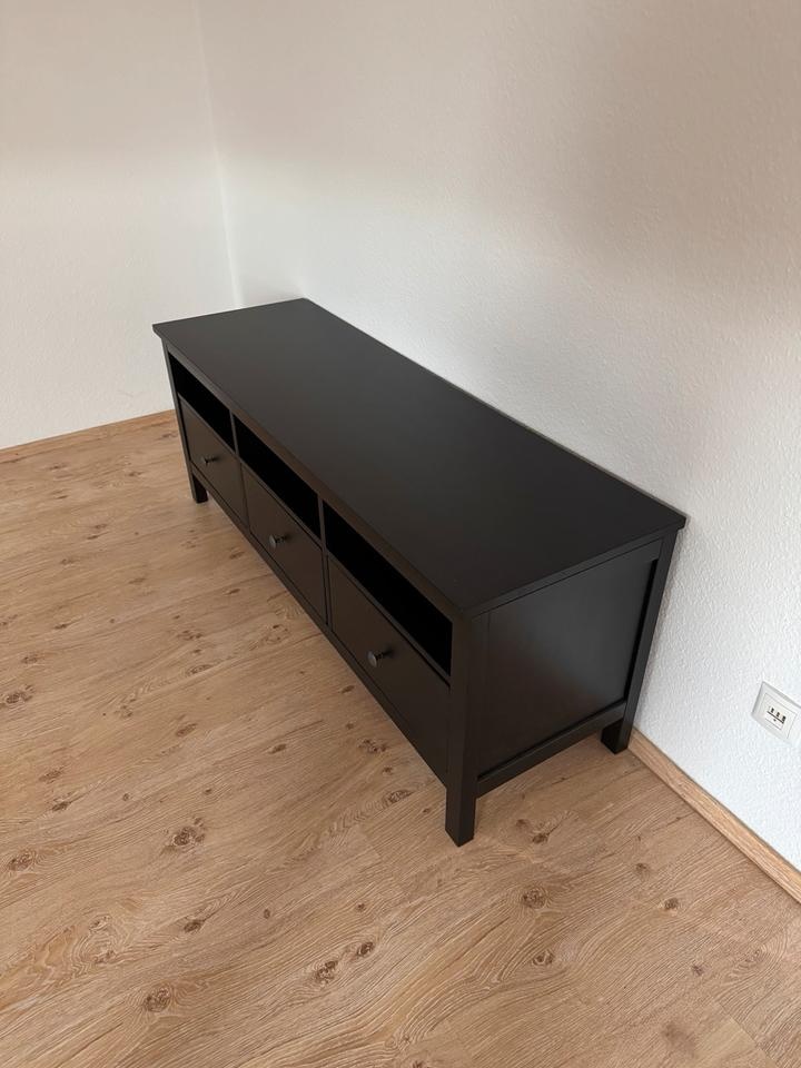 Prodám dřevěný V stolek IKEA Hemnes - 3