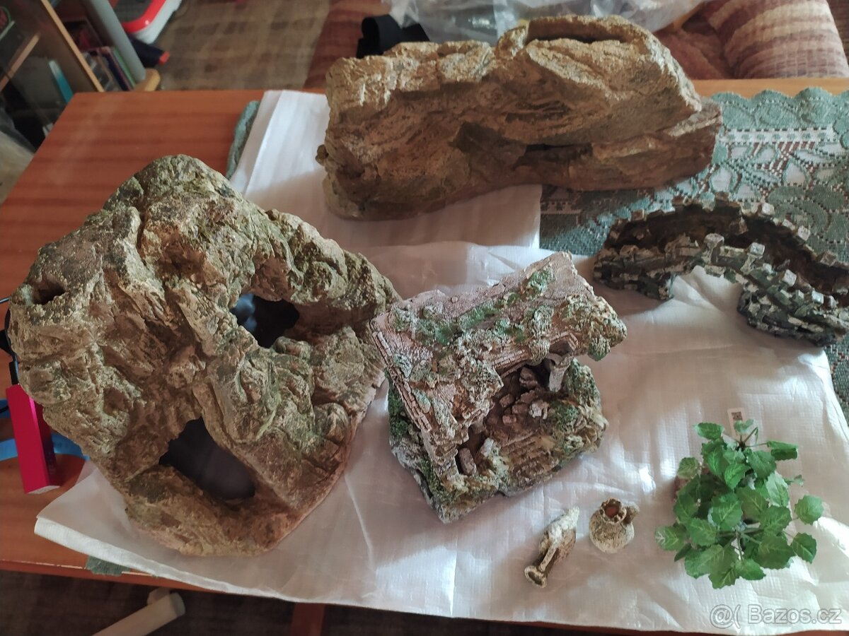 Dekorace a UV lampa do jezírka nebo akvária - 3