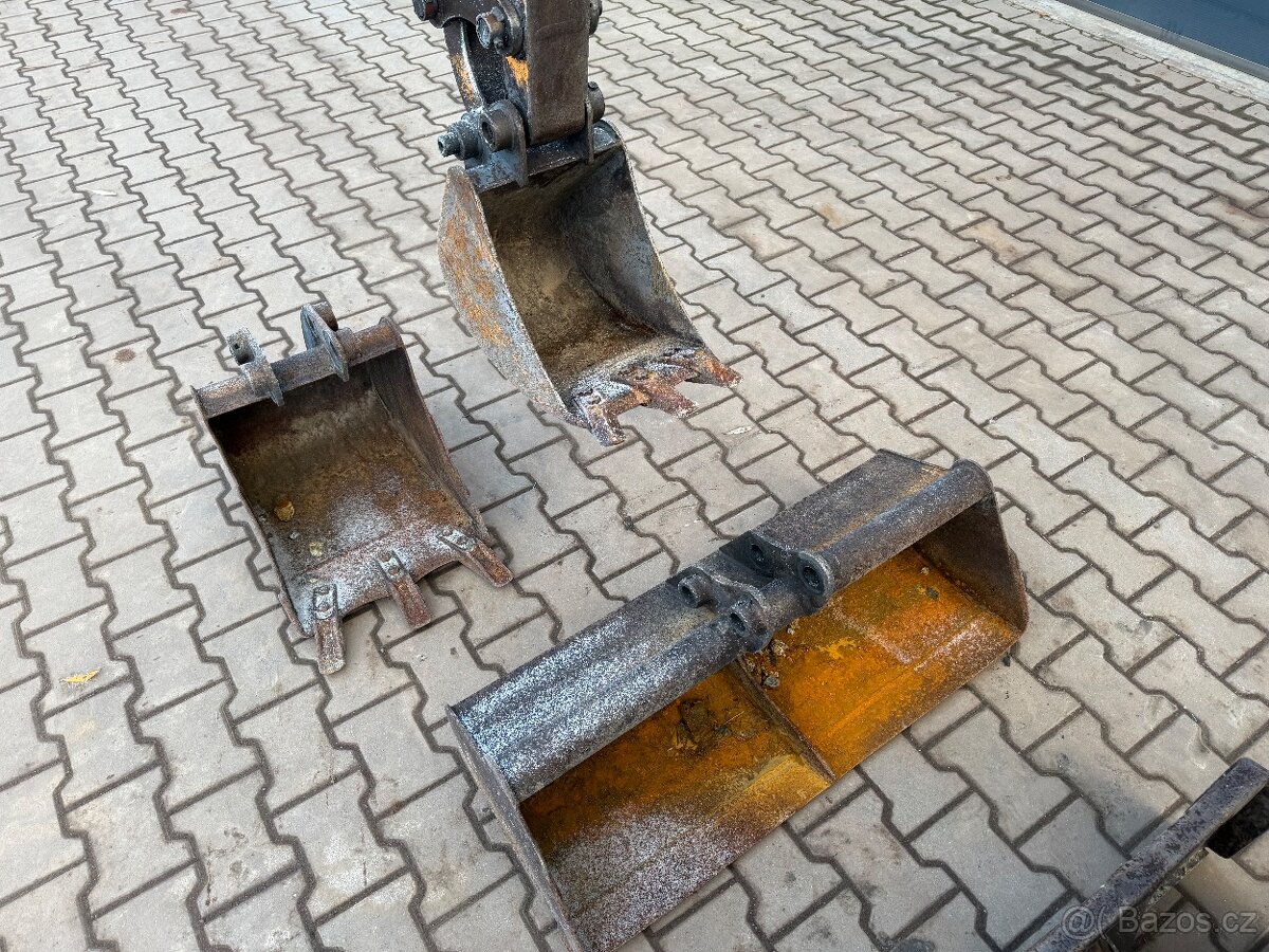 Hanix H15 minibagr 1,5T + 3x lžíce - 3