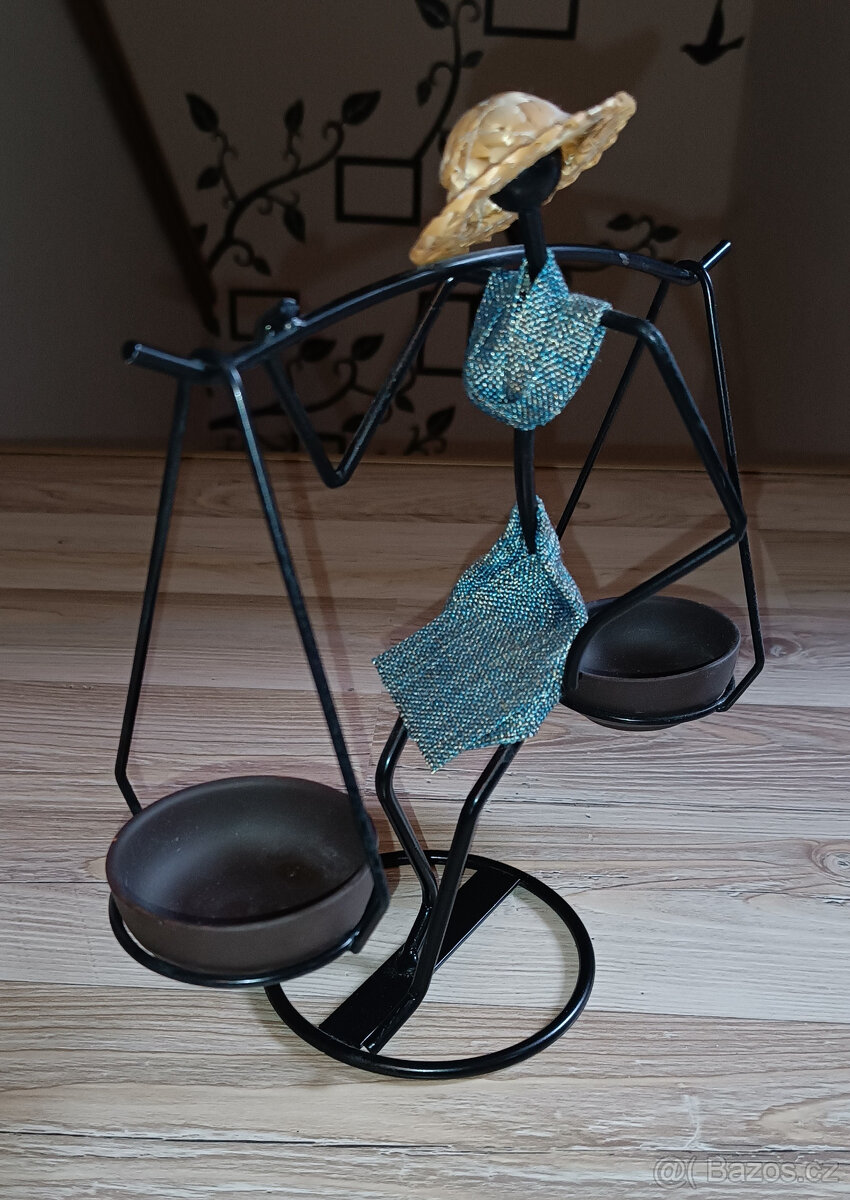 Dekorační kovový svícen Africká žena s kloboukem - 3