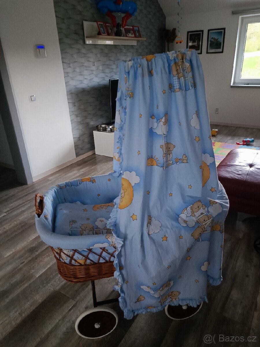 Proutěný koš na kolečkách pro miminko - 3