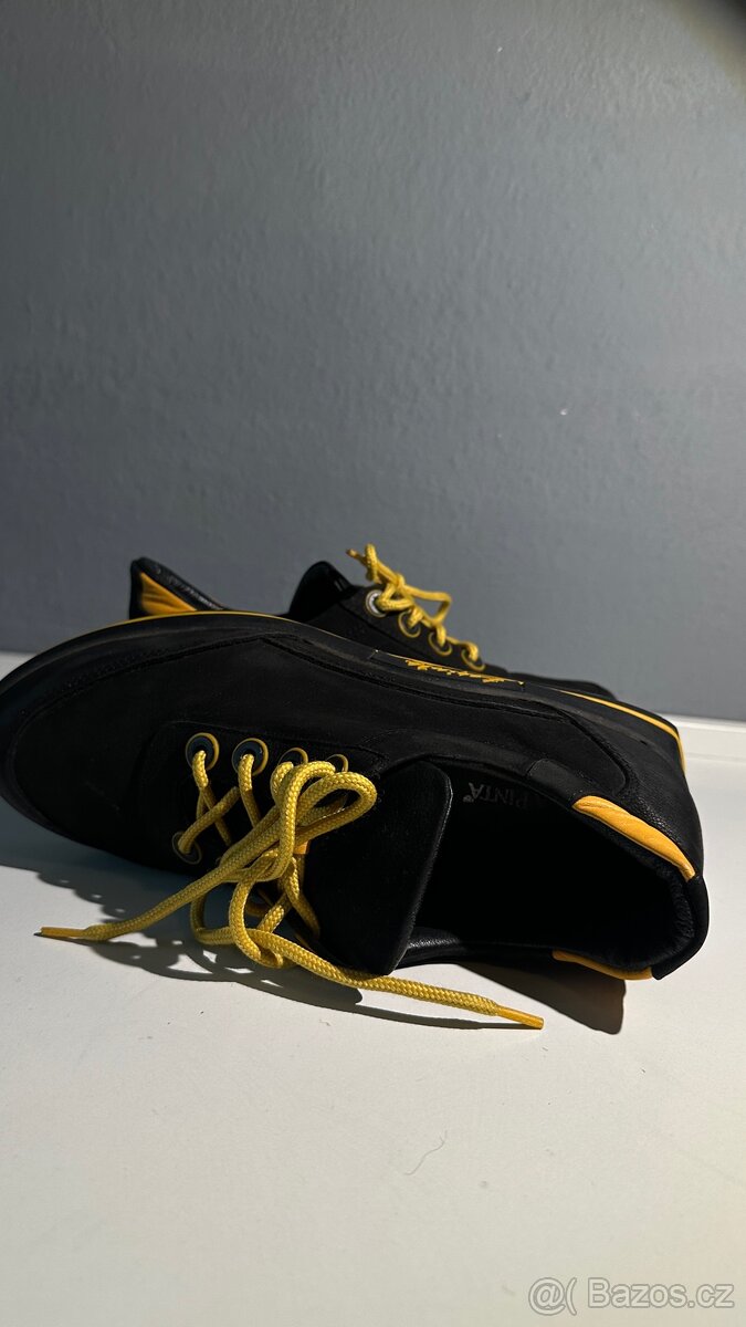 Stylové černé boty se žlutými detaily - 3