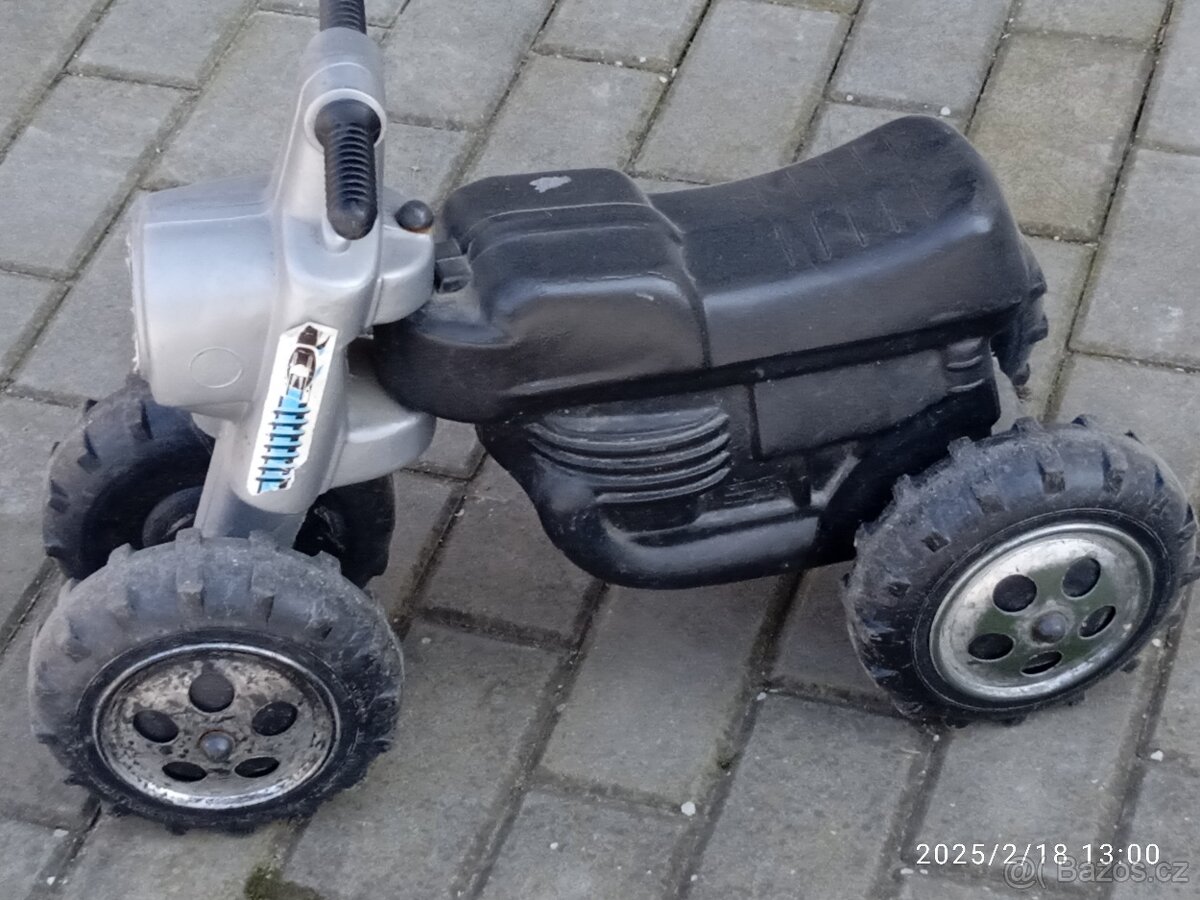 dětská postýlka ,kočárek, odrážedlo, stoleček apod. - 3