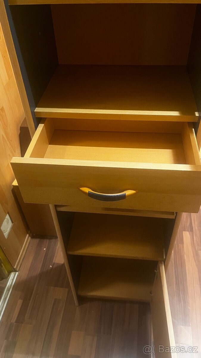Úzka dřevěná skříňka se zásuvkou a policemi. - 3