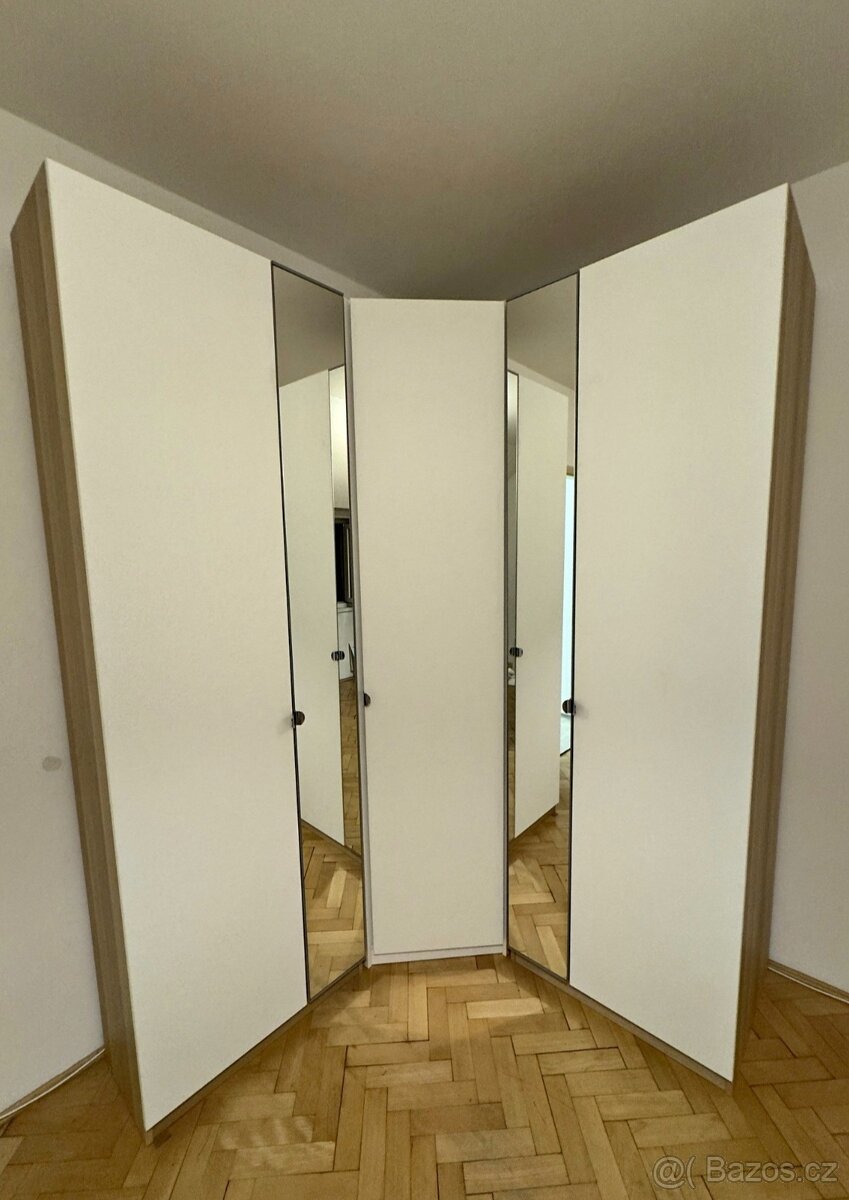 Prodám rohovou šatní skříň PAX - 3