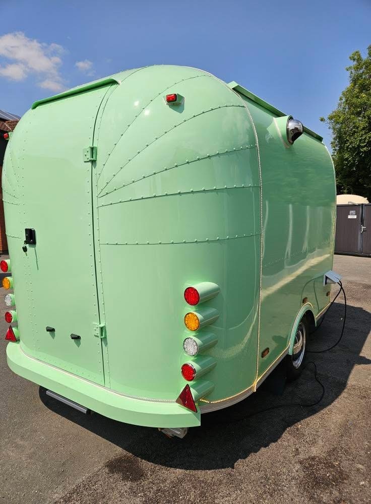 Food truck gastro přívěs v stylu Airstream 350 cm - 3