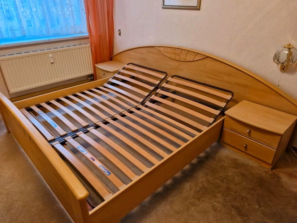 Manželská postel dřevěná, rošty a noční stolky - 3