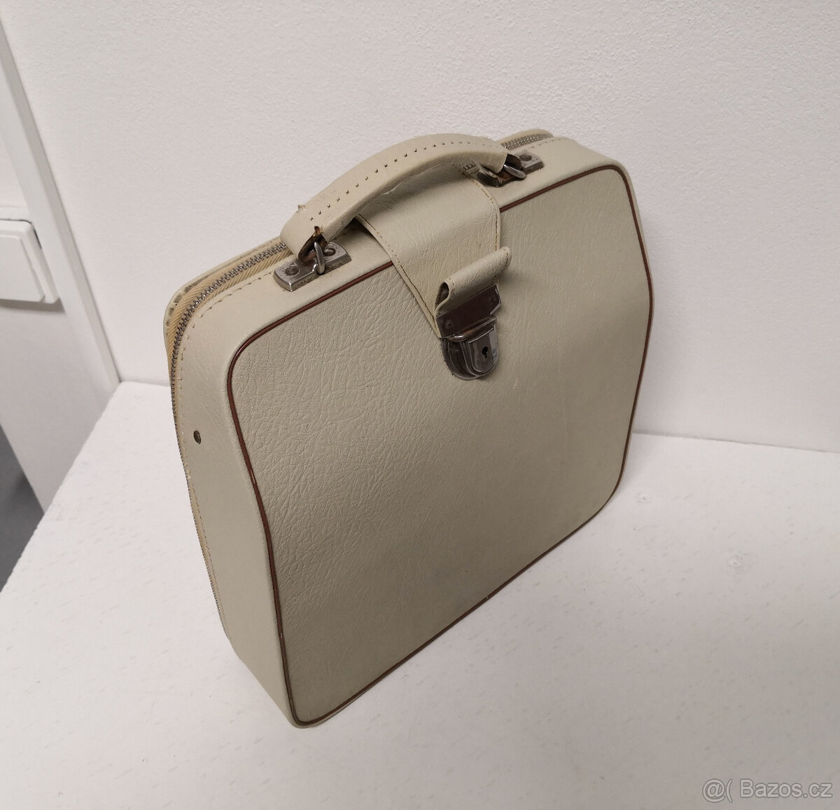 Písací stroj s koženým kufríkom - 3