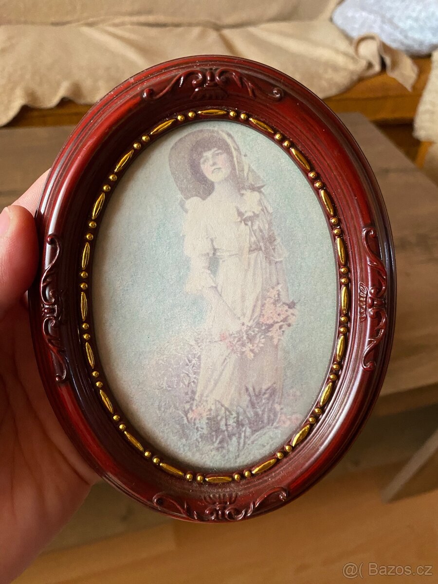 Dva obrázky a skříňka na klíče - 3