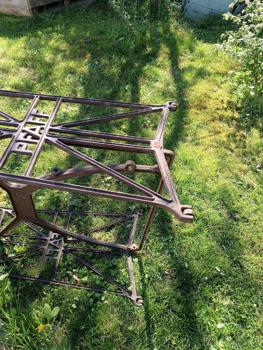 Starý šicí stroj - 3