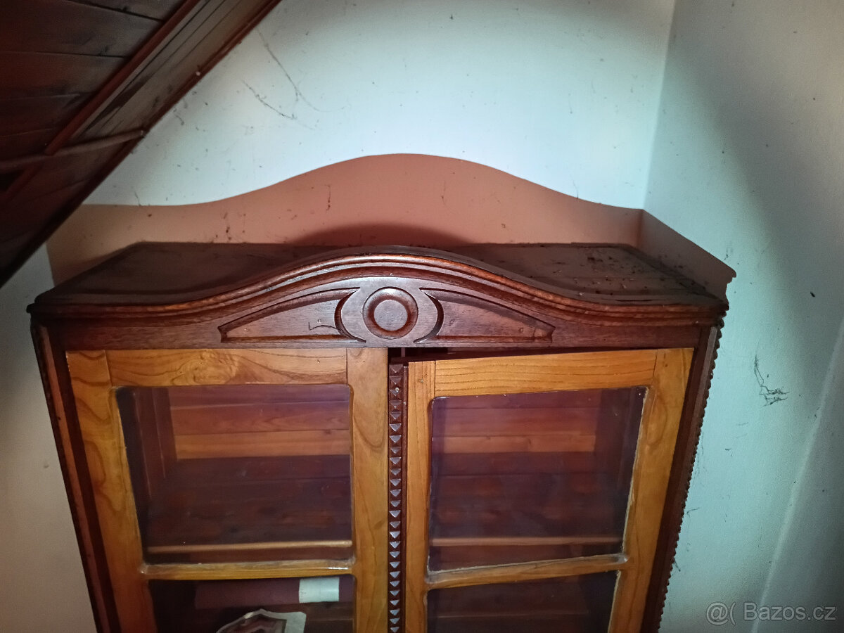 Starožitná skříň prosklená zdobená - 3