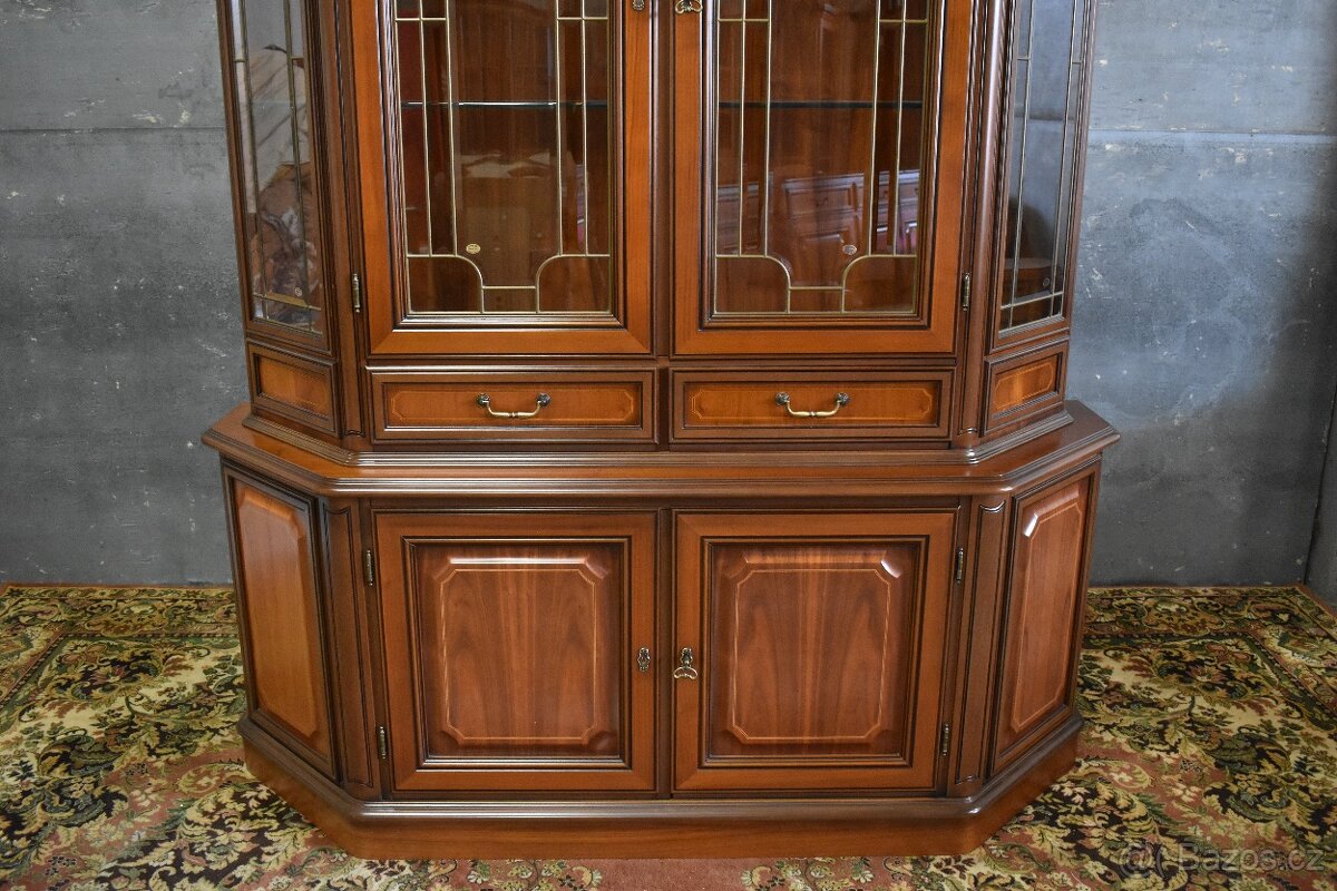 Masivní vitrína - 3