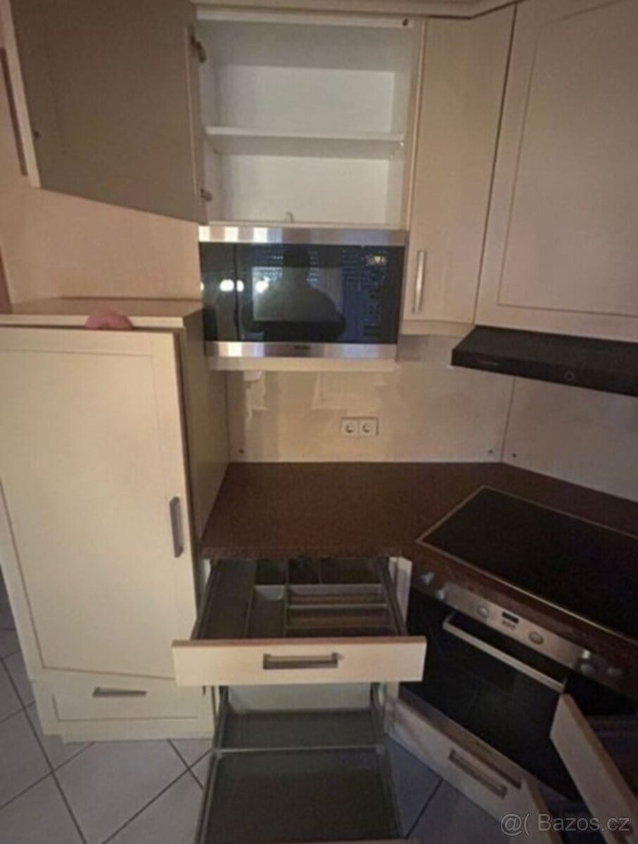 Prostorná venkovská kuchyně s vestavěnými spotřebiči,5594 - 3