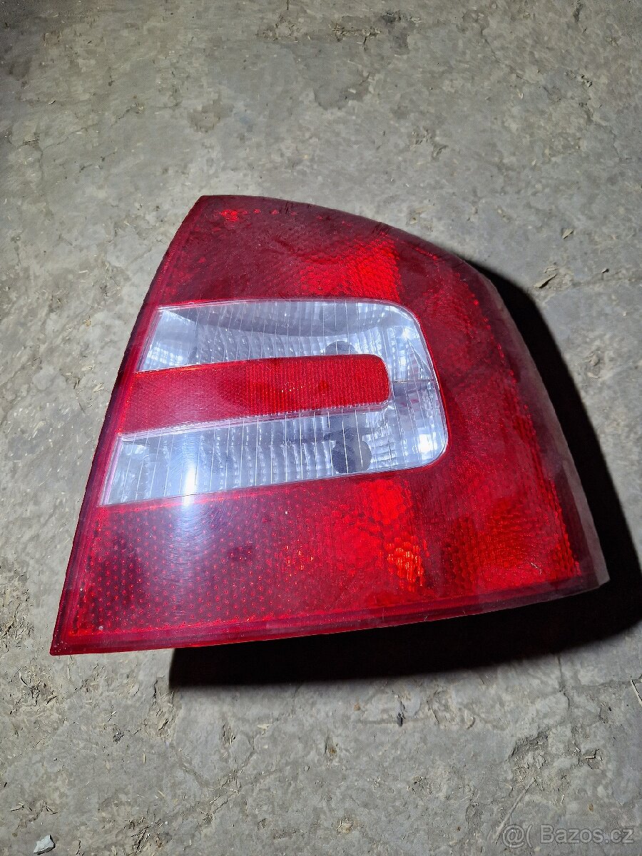 Prodám PZ světlo Škoda Octavia 2 sedan - 3