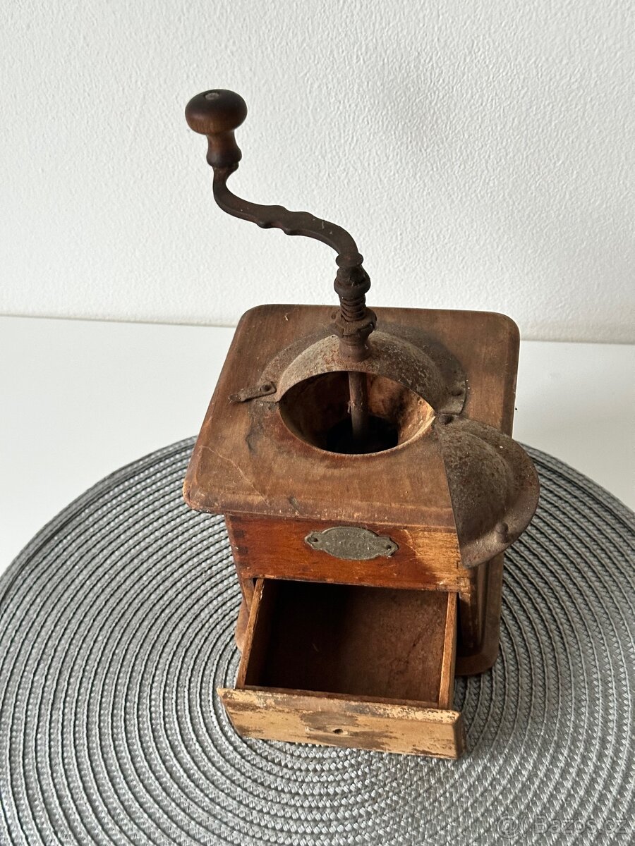 Starý mlýnek na kávu - nález půda - 3