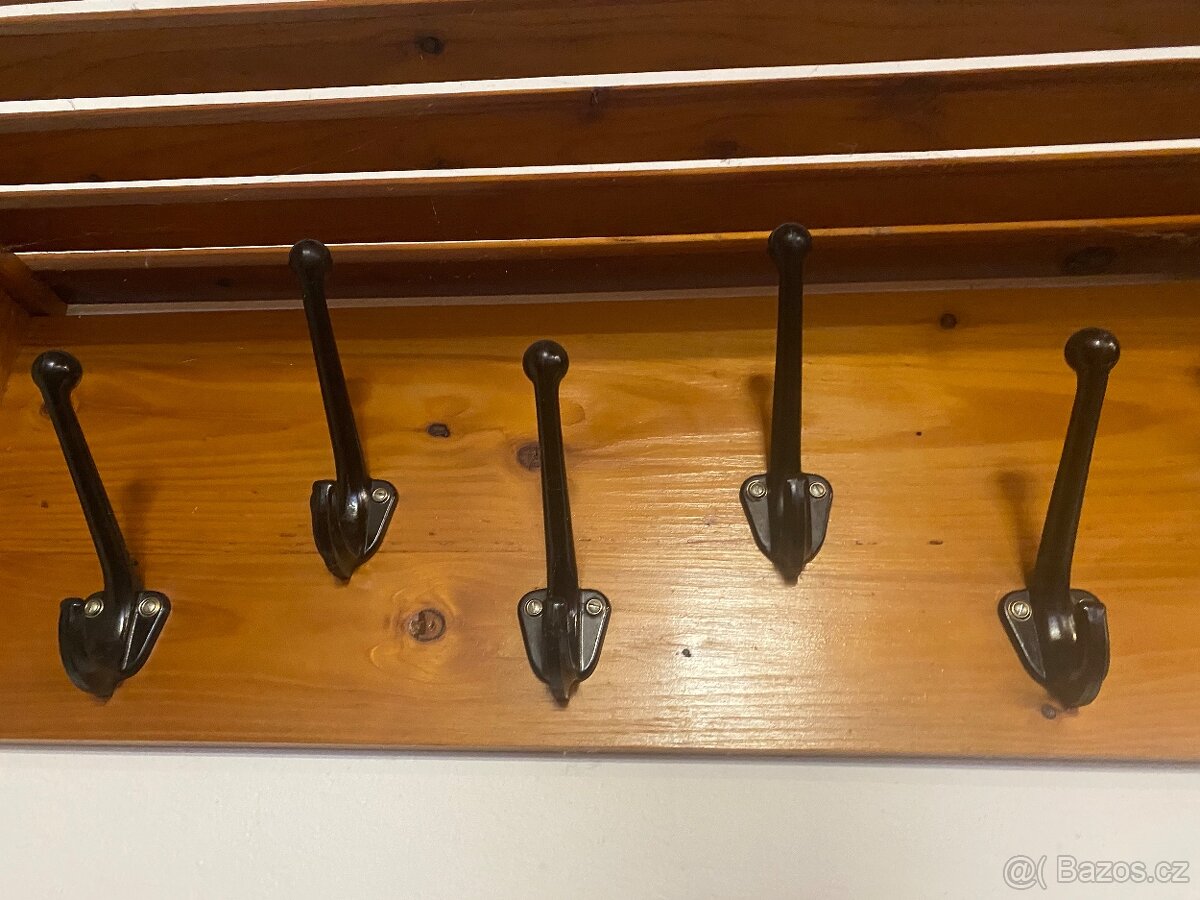 Věšák, police - 3