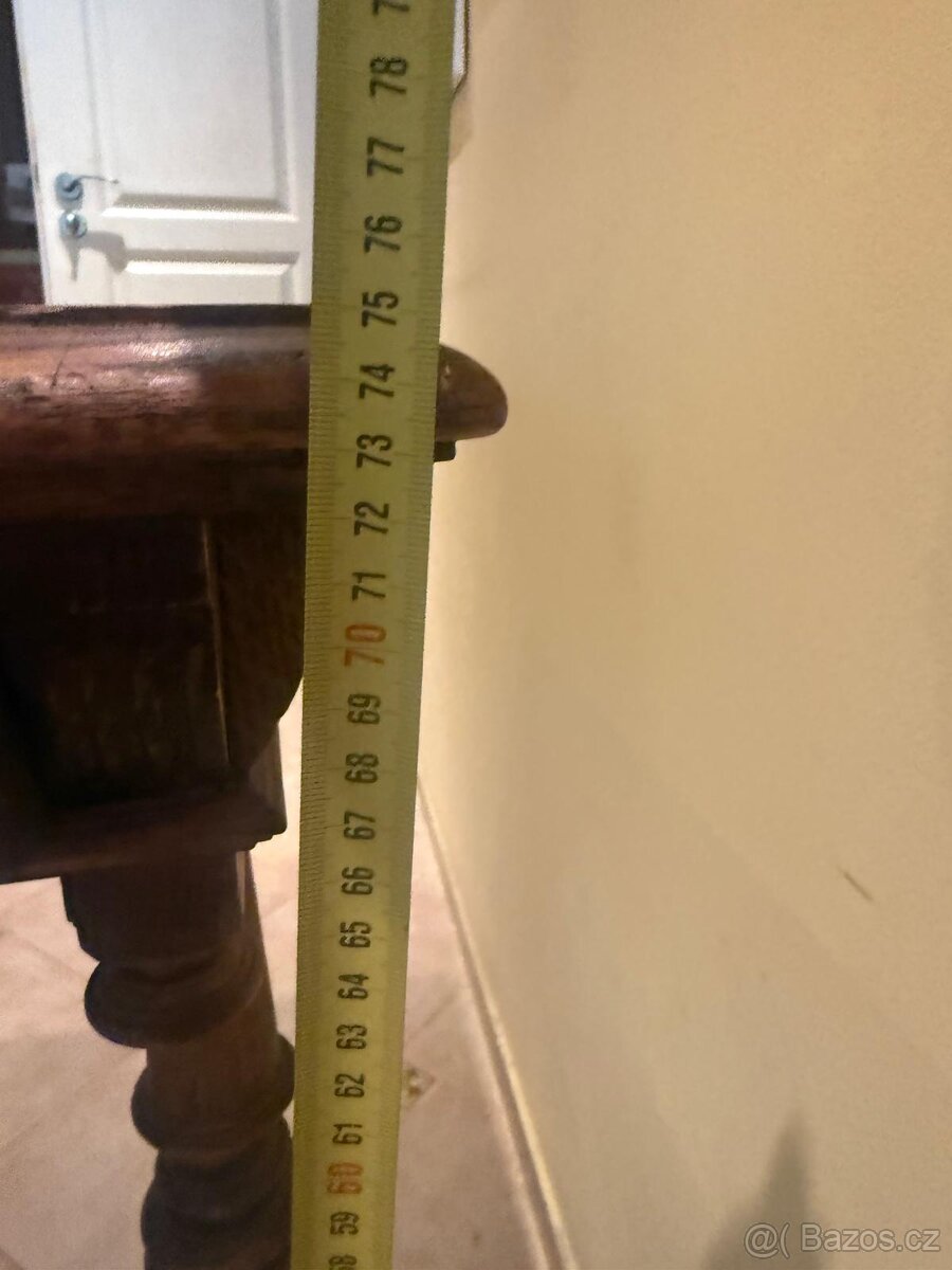 Starý dřevěný stolek s vyřezávanými nohami – masiv - 3