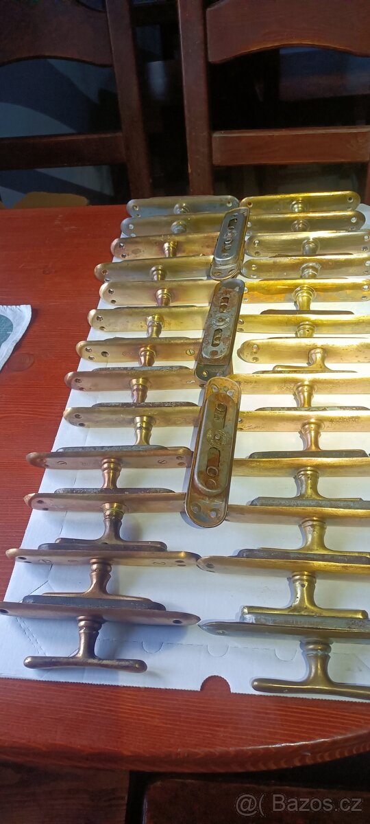 Mosazné kování , kličky,kliky. 29 ks. - 3