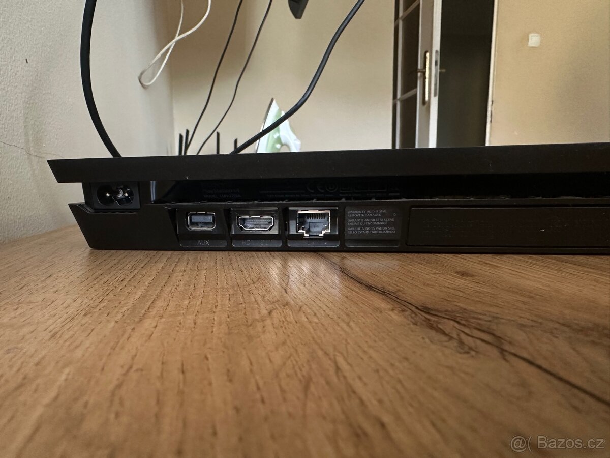 PlayStation 4 Slim - 3