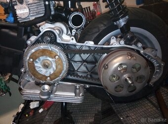 Motor Vespa 125 se vstřikováním paliva - 3