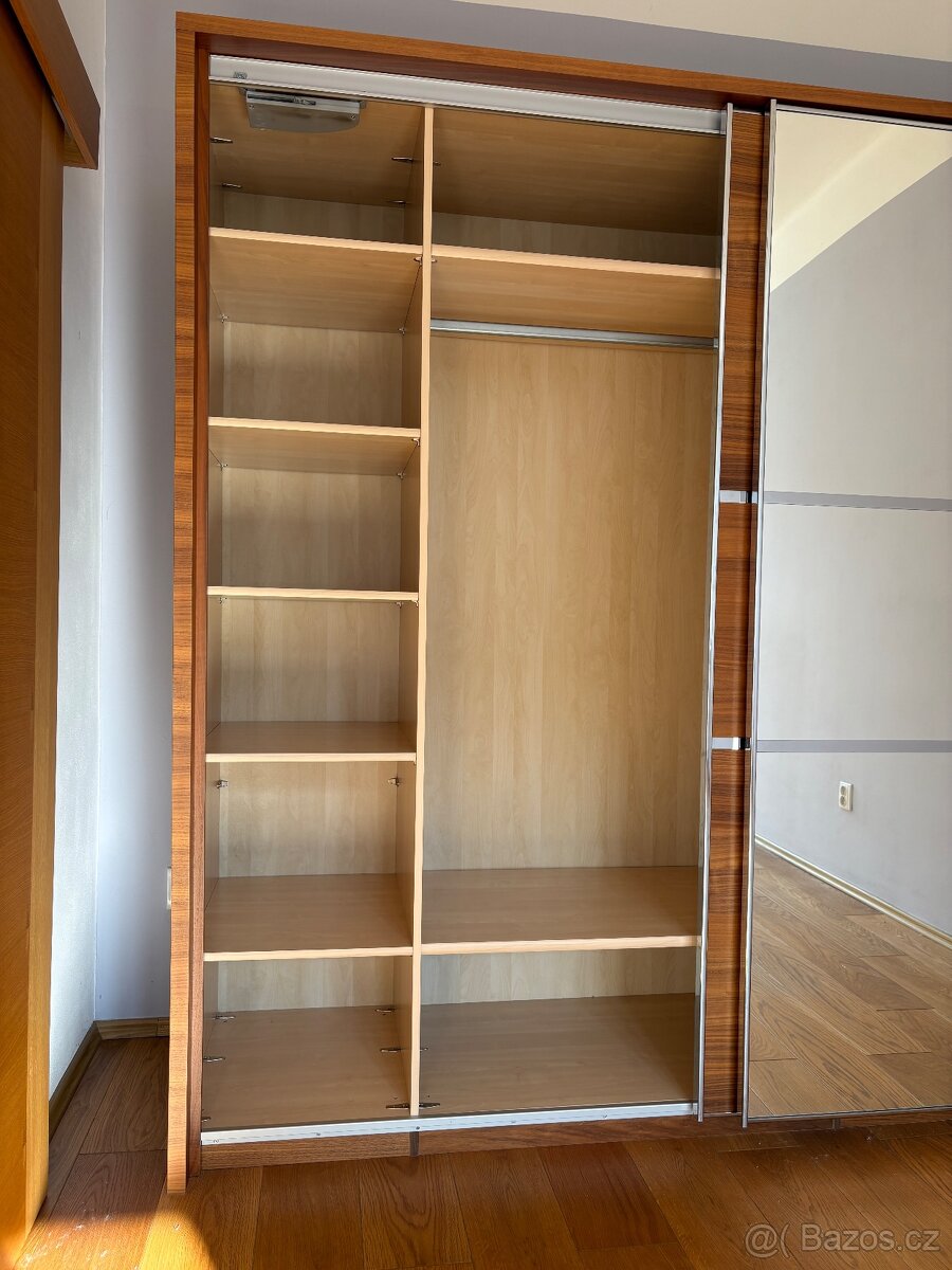 Skříň, pravá dřevěná dýha, posuvné dveře, zrcadlo - 3