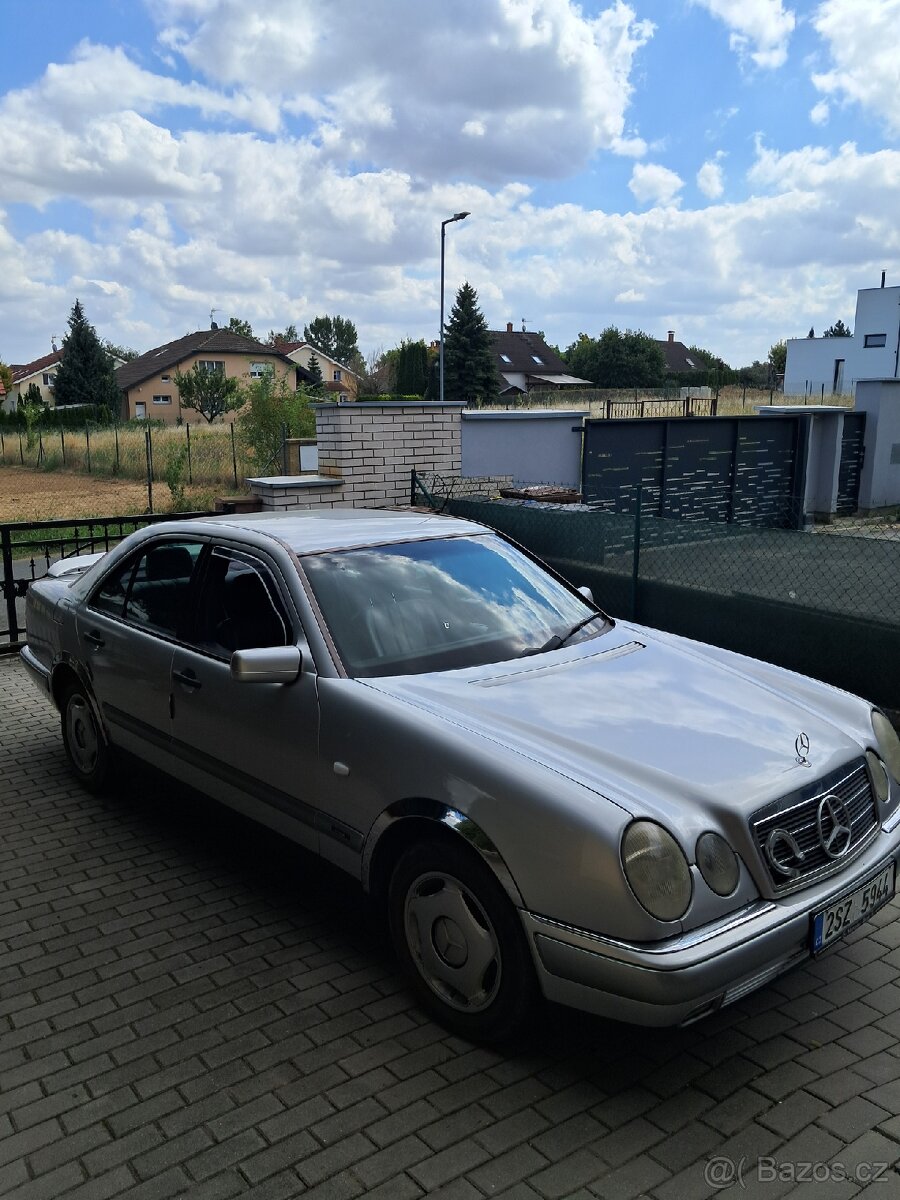 Mercedes E 220 D - 3