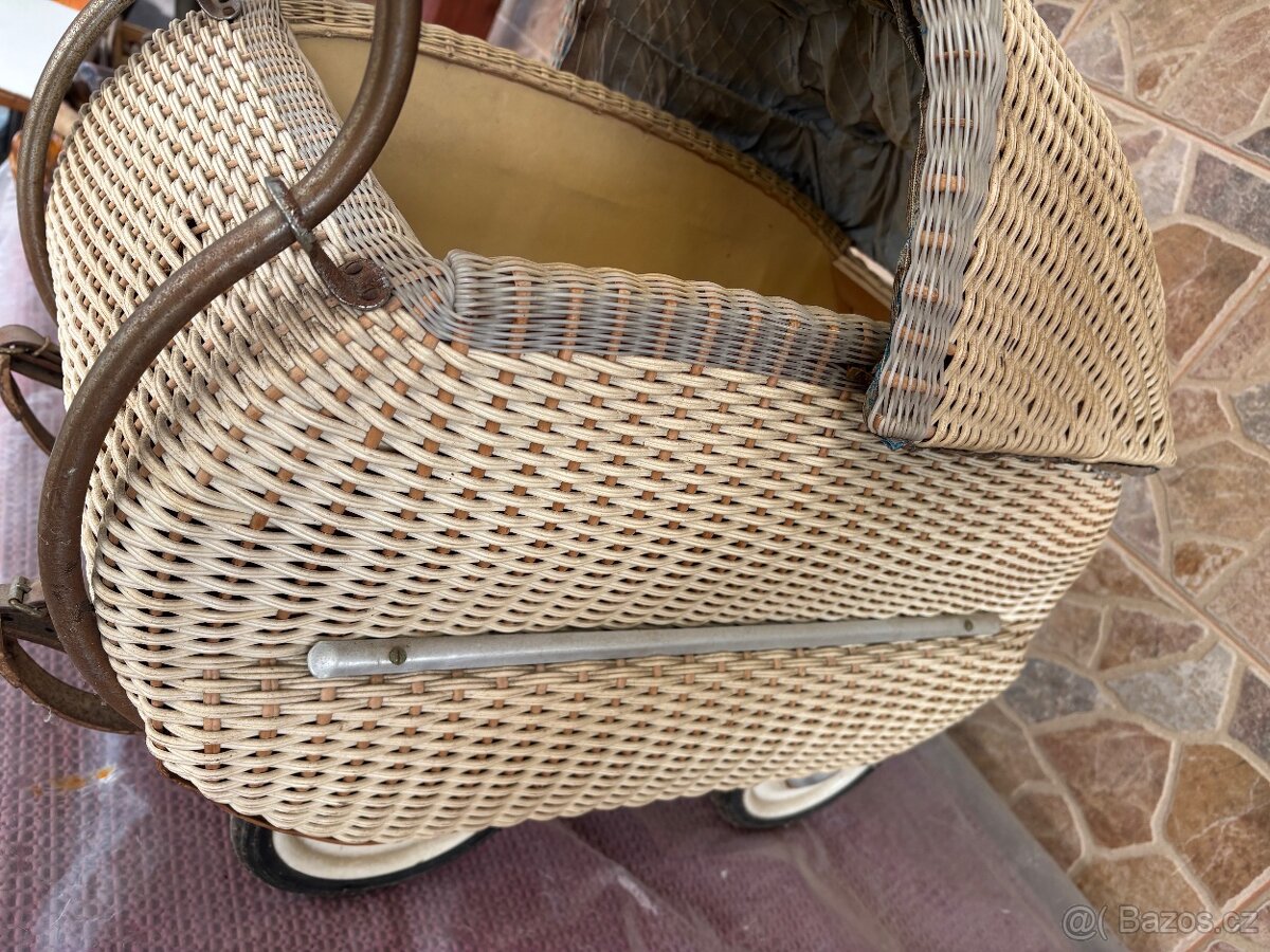 Starožitný kočárek pro panenky - 3