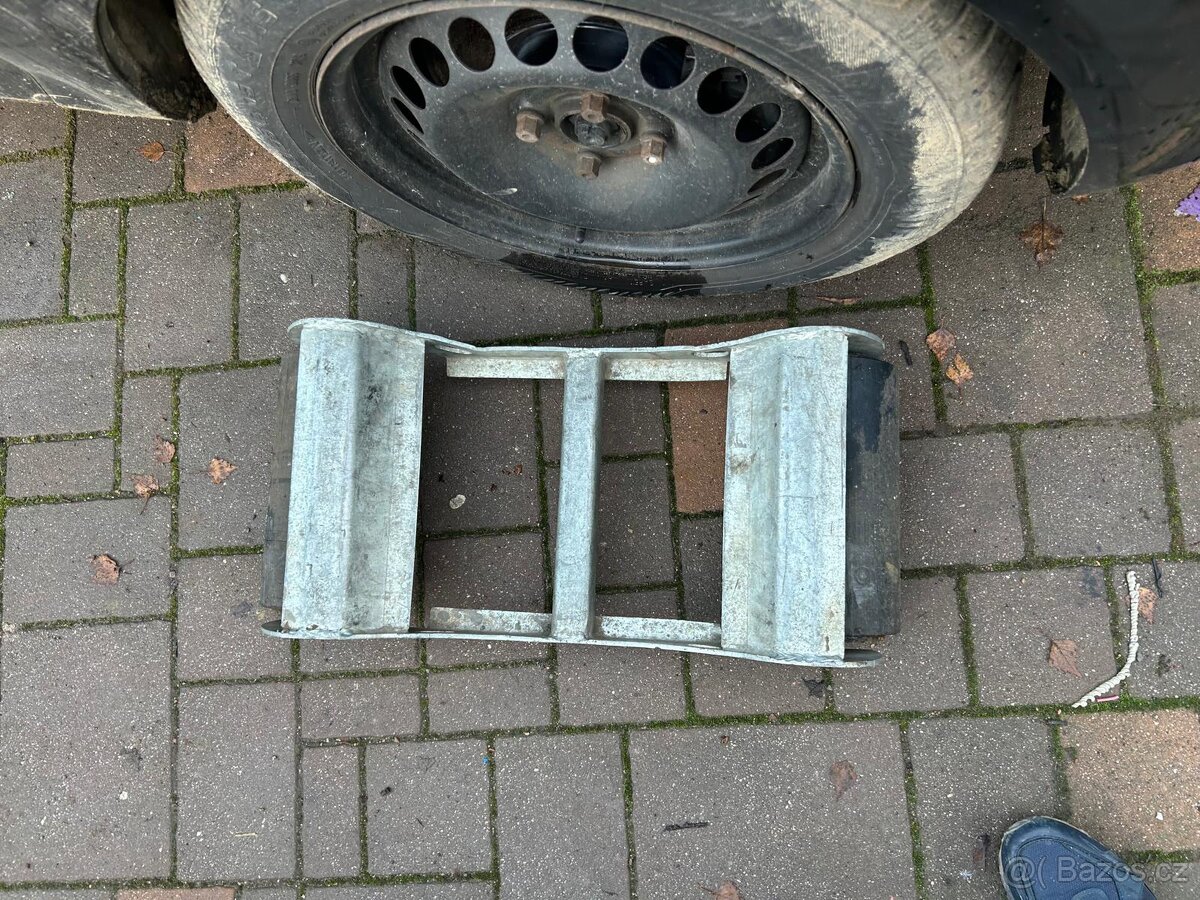 Manipulační vozík pod poškozené kolo - 3