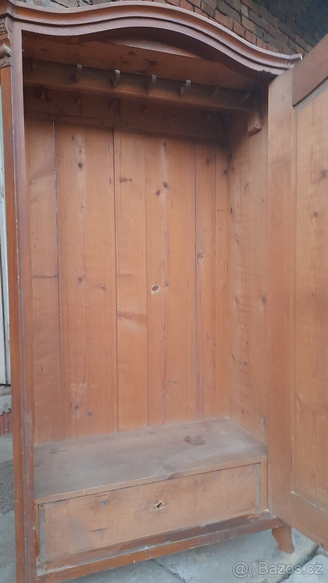 Masívní starožitná skříň - 3