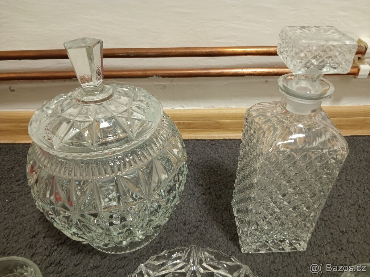 Prodám - vše je lisované sklo. Karafa a sklenky Top Stav - 3
