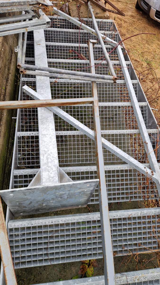 Ocelové pozinkované schodiště – 16 schodů, podesta, zábradlí - 3
