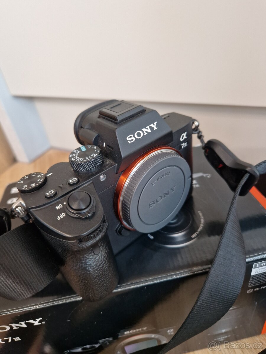Fullframe Sony A7 III s příslušenstvím - 3