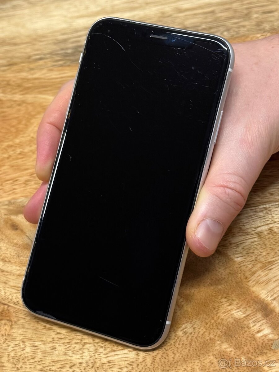 Apple iPhone XR 64GB - 3
