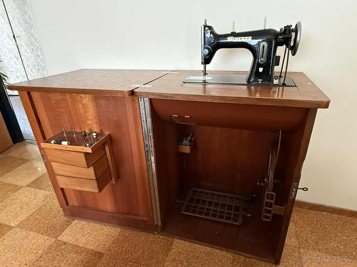 Šicí stroj ve skříňce - 3
