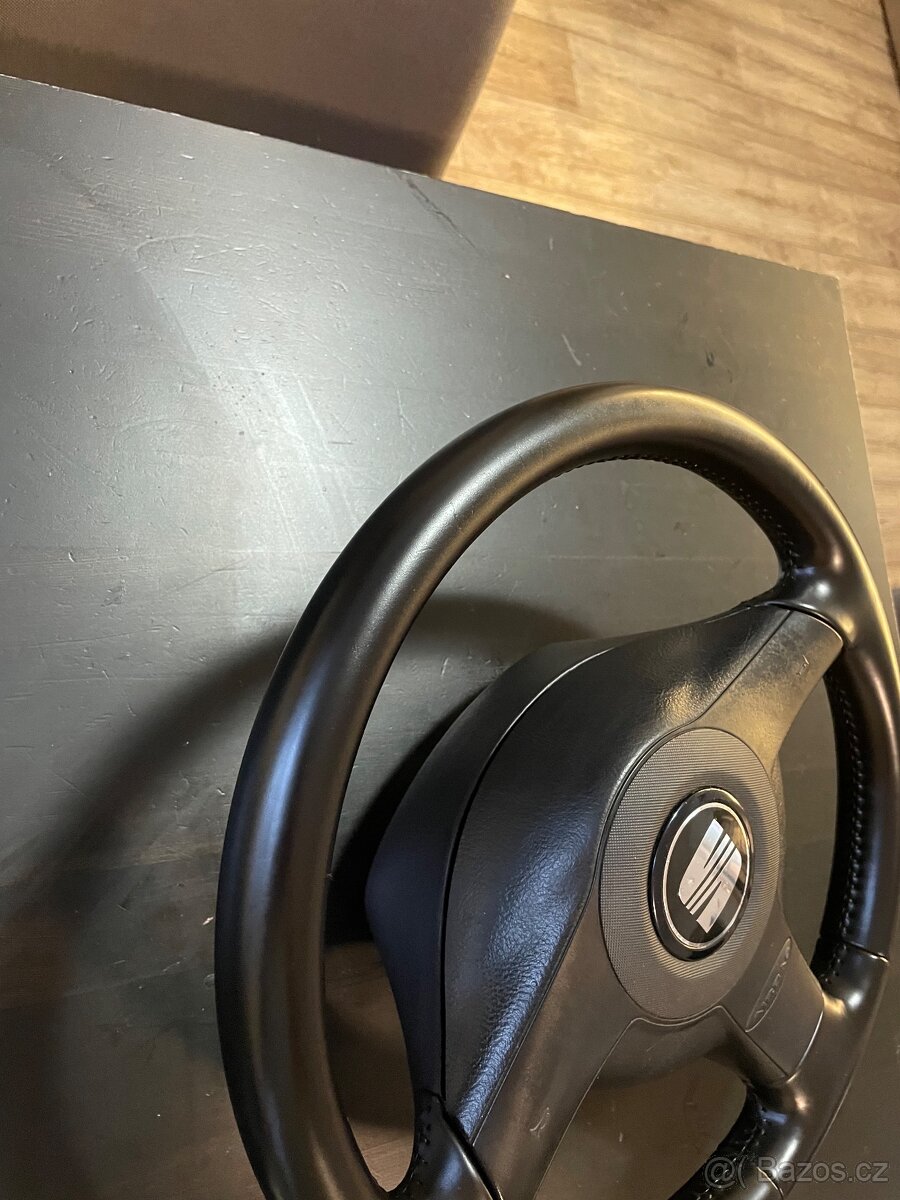 Tříramenný kožený volant SEAT - 3