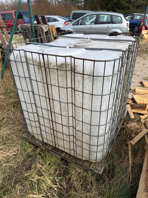 Plastová nádrž bez víčka - 3