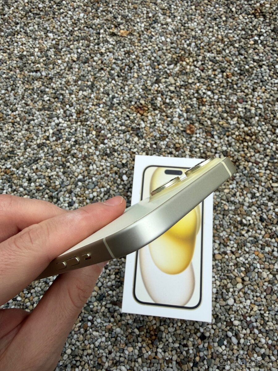 IPhone 15 - baterie 100% - 3