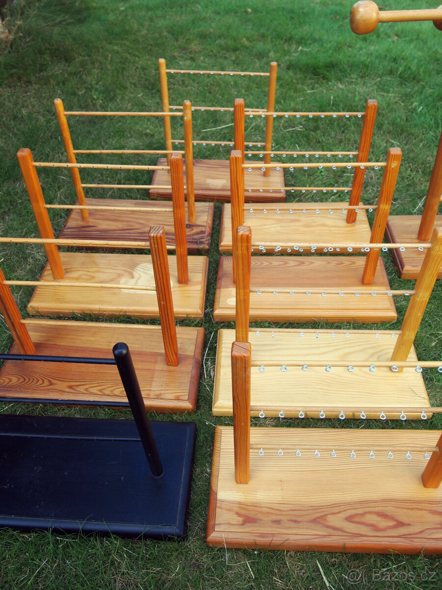 Dřevěné stojany na náušnice a vitríny - 3