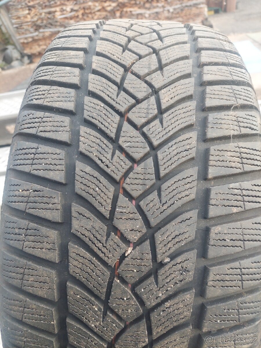 Pneu zimní 245 45 18 Good Year - 3